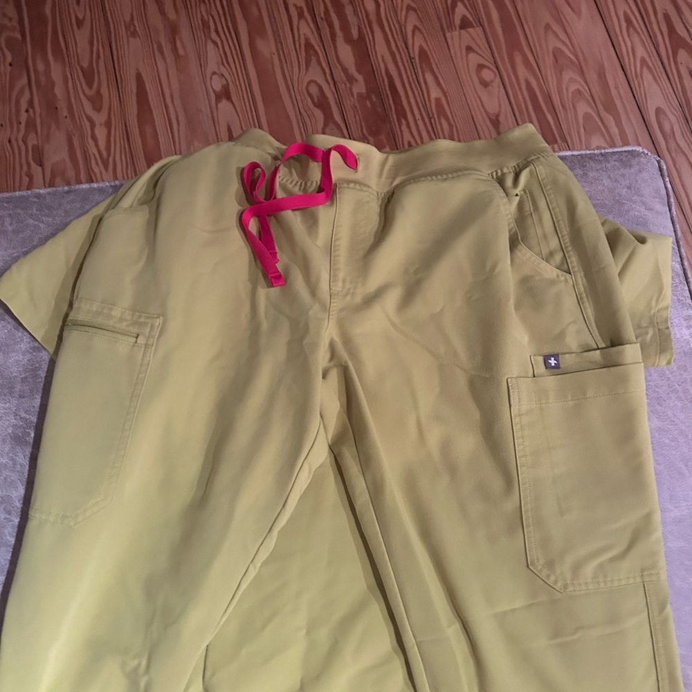 Figs lime green scrub set size large